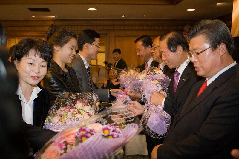 시장님과 의원님들에게 꽃다발을 선물하는 임원님들의 모습