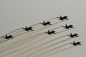 연기를 내뿜으로 에어쇼를 선보이는 항공기들의 모습6사진(00237)