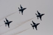 연기를 내뿜으로 에어쇼를 선보이는 항공기들의 모습10사진(00261)