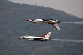연기를 내뿜으로 에어쇼를 선보이는 항공기들의 모습12사진(00270)