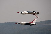 연기를 내뿜으로 에어쇼를 선보이는 항공기들의 모습13사진(00273)