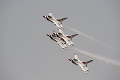 연기를 내뿜으로 에어쇼를 선보이는 항공기들의 모습14사진(00279)