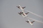 연기를 내뿜으로 에어쇼를 선보이는 항공기들의 모습15사진(00282)