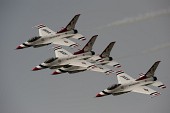 연기를 내뿜으로 에어쇼를 선보이는 항공기들의 모습16사진(00285)