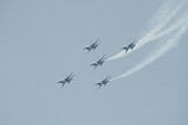 연기를 내뿜으로 에어쇼를 선보이는 항공기들의 모습18사진(00306)