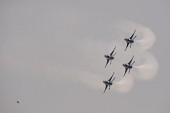 연기를 내뿜으로 에어쇼를 선보이는 항공기들의 모습20사진(00312)