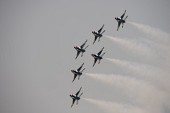 연기를 내뿜으로 에어쇼를 선보이는 항공기들의 모습22사진(00318)