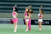 핑크옷은 맞춰입은채 춤을 선보이는 치어리더들의 모습3사진(00052)