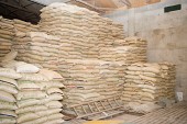 창고에 수북히 쌓여있는 쌀가마들사진(00001)
