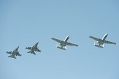 상공을 휘젓는 네대의 항공기의 모습사진(00151)