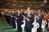 기립을 하신후 팜플렛을 보시며 노래를 부르고 계신 의원님들의 모습1사진(00431)