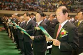 기립을 하신후 팜플렛을 보시며 노래를 부르고 계신 의원님들의 모습2사진(00434)