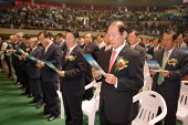 기립을 하신후 팜플렛을 보시며 노래를 부르고 계신 의원님들의 모습3사진(00437)
