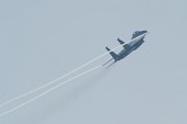 연기를 내뿜으로 묘기를 부리는 항공기의 모습2사진(00018)
