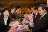 시장님과 의원님들에게 꽃다발을 선물하는 임원님들의 모습사진(00006)