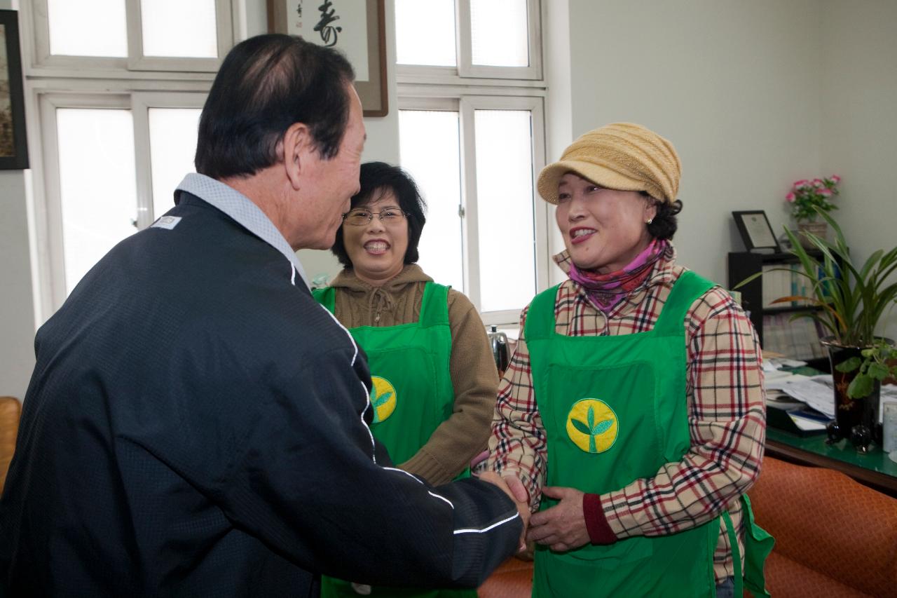 새마을지회 봉사단분들과 악수를 나누시는 시장님4