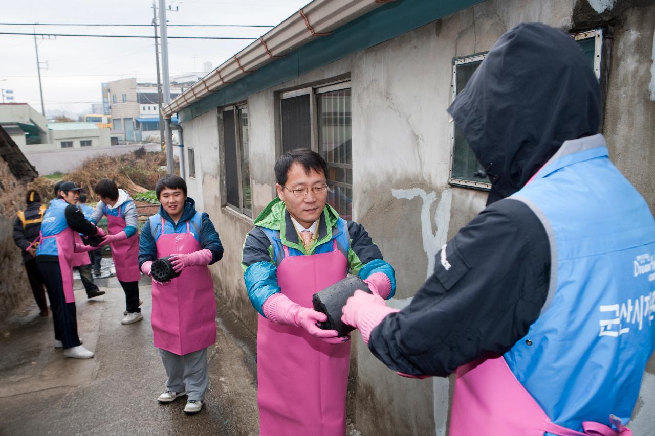 협동을 하여 연탄을 나르는 임원분들의 모습2