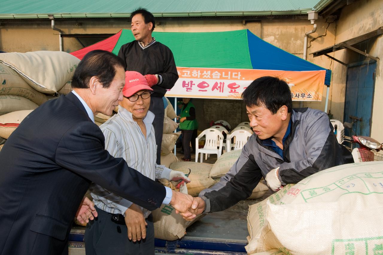 인부들과 악수를 나누는 시장님4