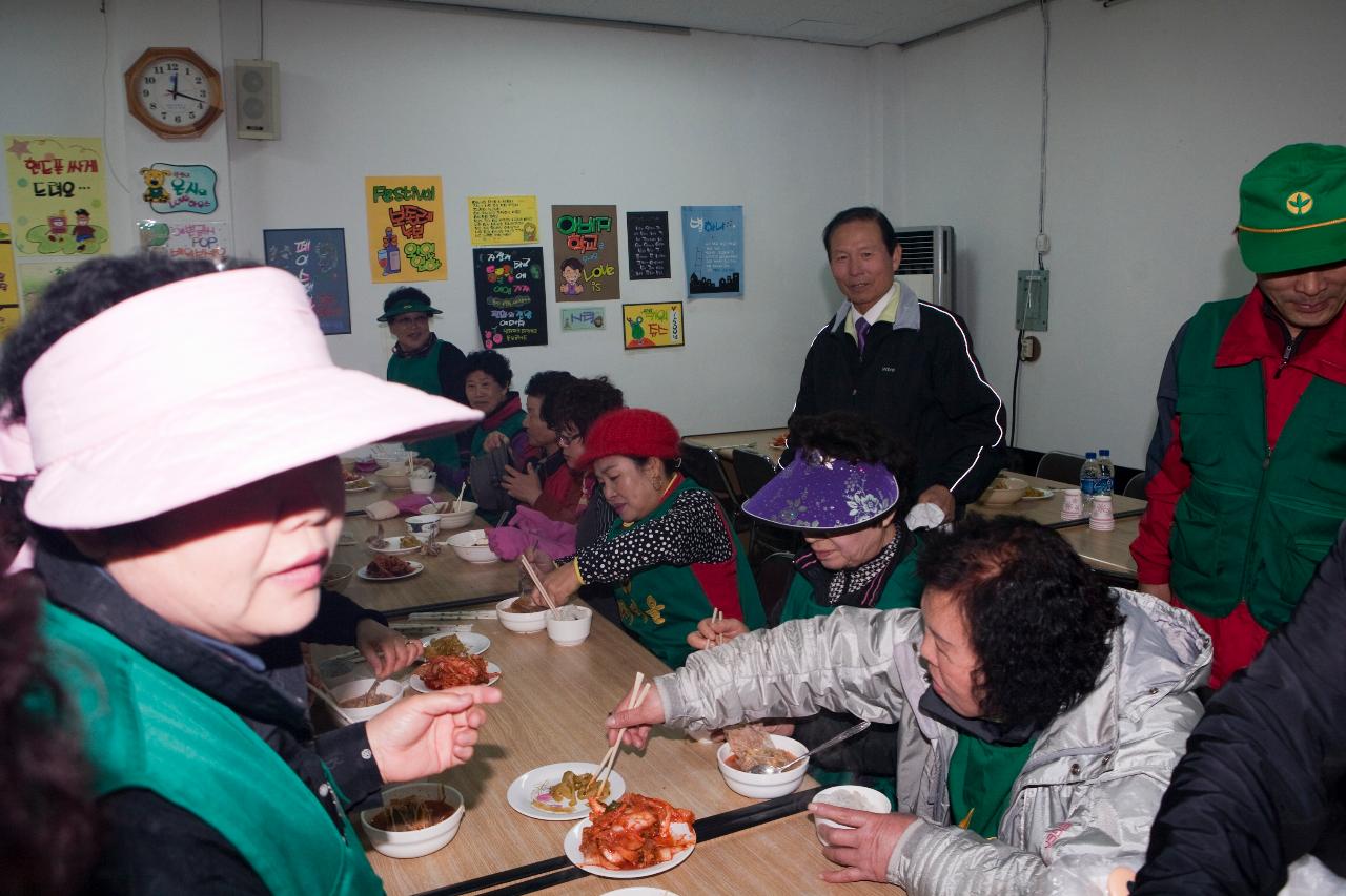 식사를 하시는 봉사단분들을 바라보시는 시장님