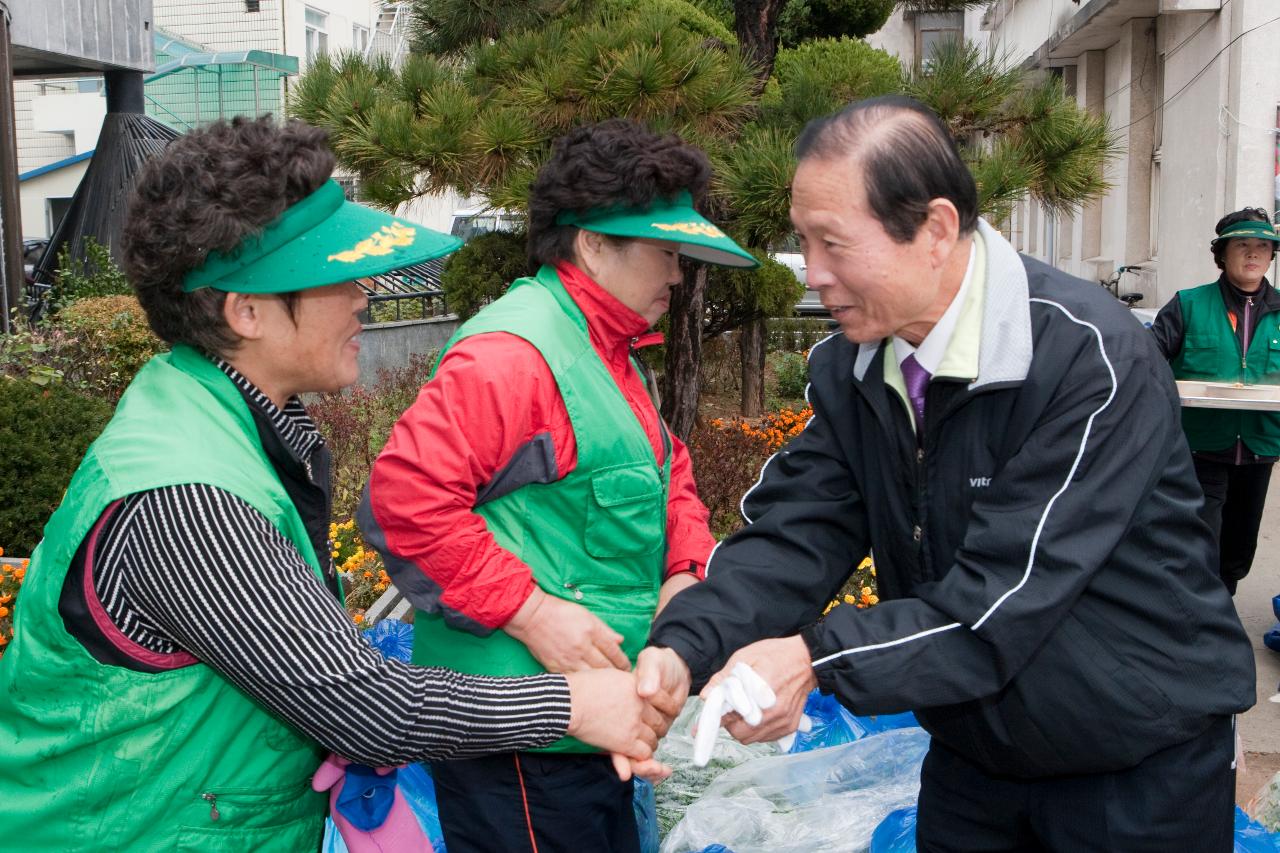 새마을지회 봉사단분들과 악수를 나누시는 시장님2