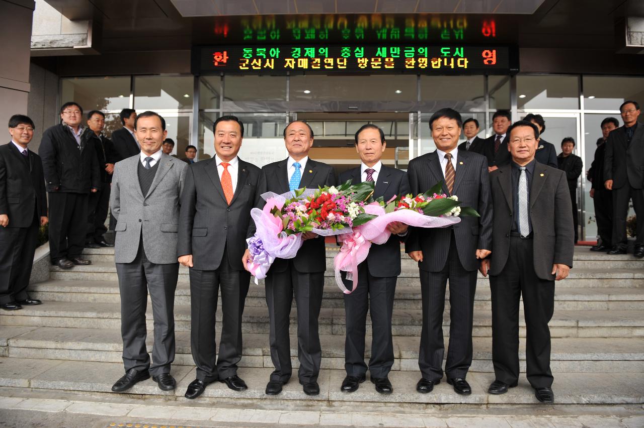 의원님들과 기념사진촬영 중이신 시장님