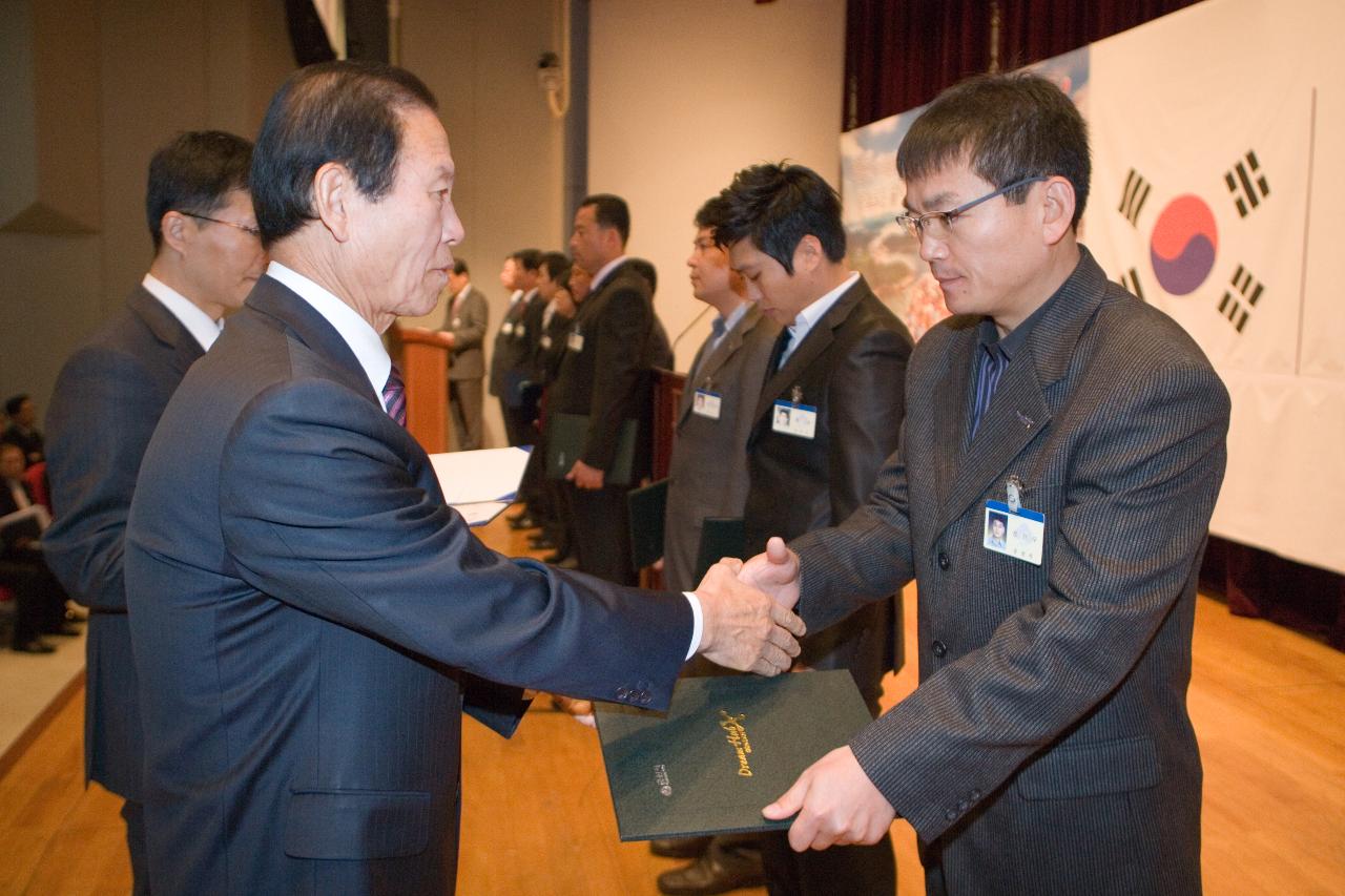 의원님에게 상을 수여하시며 악수를 하는 시장님10