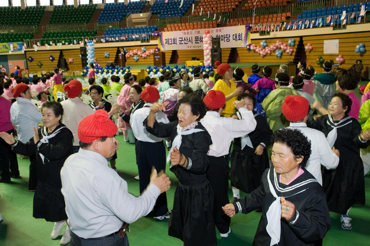 문해한마당잔치 중 춤을 추시는 주민분들의 모습2