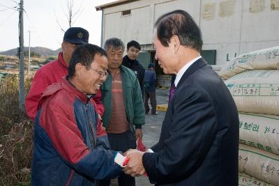 인부와 악수를 나누시는 시장님2