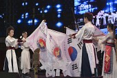 희망군산21비전 선포식기념 깃발춤을 선보이는 사람들2사진(00030)