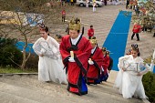 의복을 갖춰입으신채 계단에 오르시는 시장님1사진(00016)