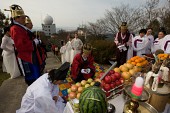 상에 잔을 올리는 시장님사진(00022)