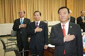 국민의례 중이신 시장님과 의원님들의 모습2사진(00049)