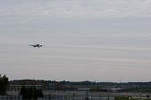 멀리서 공항으로 날아오고 있는 비행기의 모습1사진(00202)