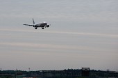 멀리서 공항으로 날아오고 있는 비행기의 모습2사진(00205)