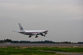 공항에 착륙하려고 하는 비행기의 모습사진(00217)