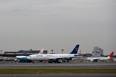 비행기들이 착륙해있는 공항의 전경사진(00229)