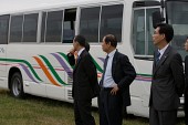 셔틀버스 앞에 서서 활주로를 바라보시는 문동신 시장님과 관련인사들1사진(00274)