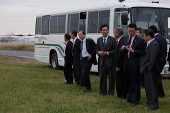 셔틀버스 앞에 서서 활주로 바라보시는 문동신 시장님과 관련인사들2사진(00283)