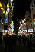 여러가지 가게가 늘어선 일본 시내에 사람들이 다니는 모습1사진(00307)