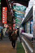 여러가지 가게가 늘어선 일본 시내에 사람들이 다니는 모습3사진(00313)