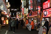 여러가지 가게가 늘어선 일본 시내에 사람들이 다니는 모습4사진(00316)