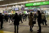 일본 지하철역에 사람들이 다니는 모습사진(00319)