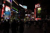 여러가지 가게가 늘어선 일본 시내에 사람들이 다니는 모습5사진(00331)