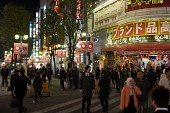 여러가지 가게가 늘어선 일본 시내에 사람들이 다니는 모습7사진(00337)
