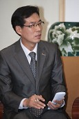 메모 중이신 의원님의 모습사진(00052)