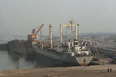 공사 현장 앞에 선박중인 거대한 함선의 모습사진(00375)