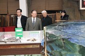 중국의 해산물을 보시는 시장님과 의원님의 모습1사진(00465)