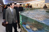 중국의 해산물을 보시는 시장님과 의원님의 모습2사진(00468)