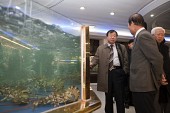 중국의 해산물을 보시는 시장님과 의원님의 모습3사진(00471)