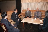 대화를 나누시는 의원님들의 모습1사진(00495)